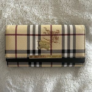 Burberry wallet, slight wear, hardly used